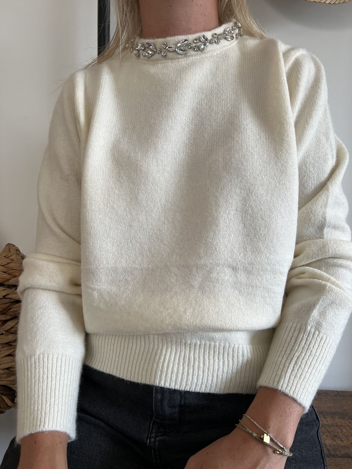 pull écru col bijoux