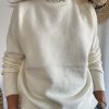 pull écru col bijoux et broderie
