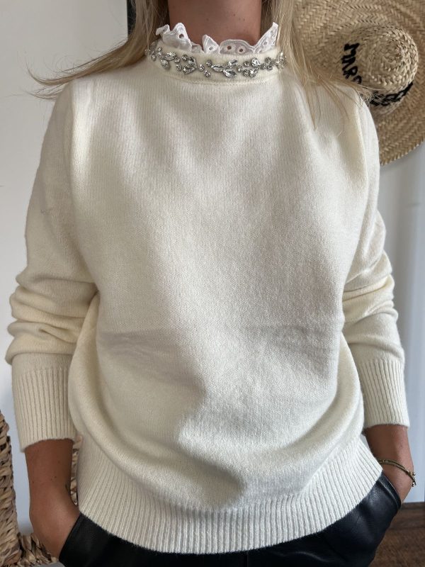 pull écru col bijoux et broderie