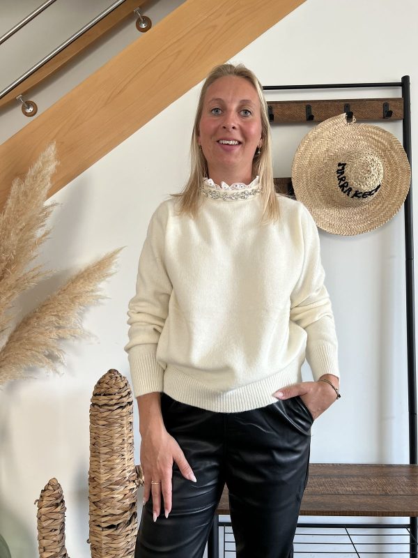 pull écru col bijoux et broderie
