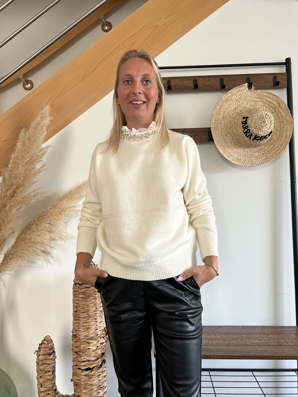 pull écru col bijoux