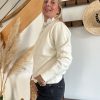 pull écru de profil