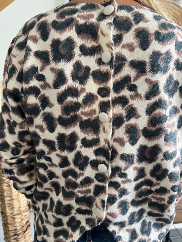 pull léopard boutons au dos