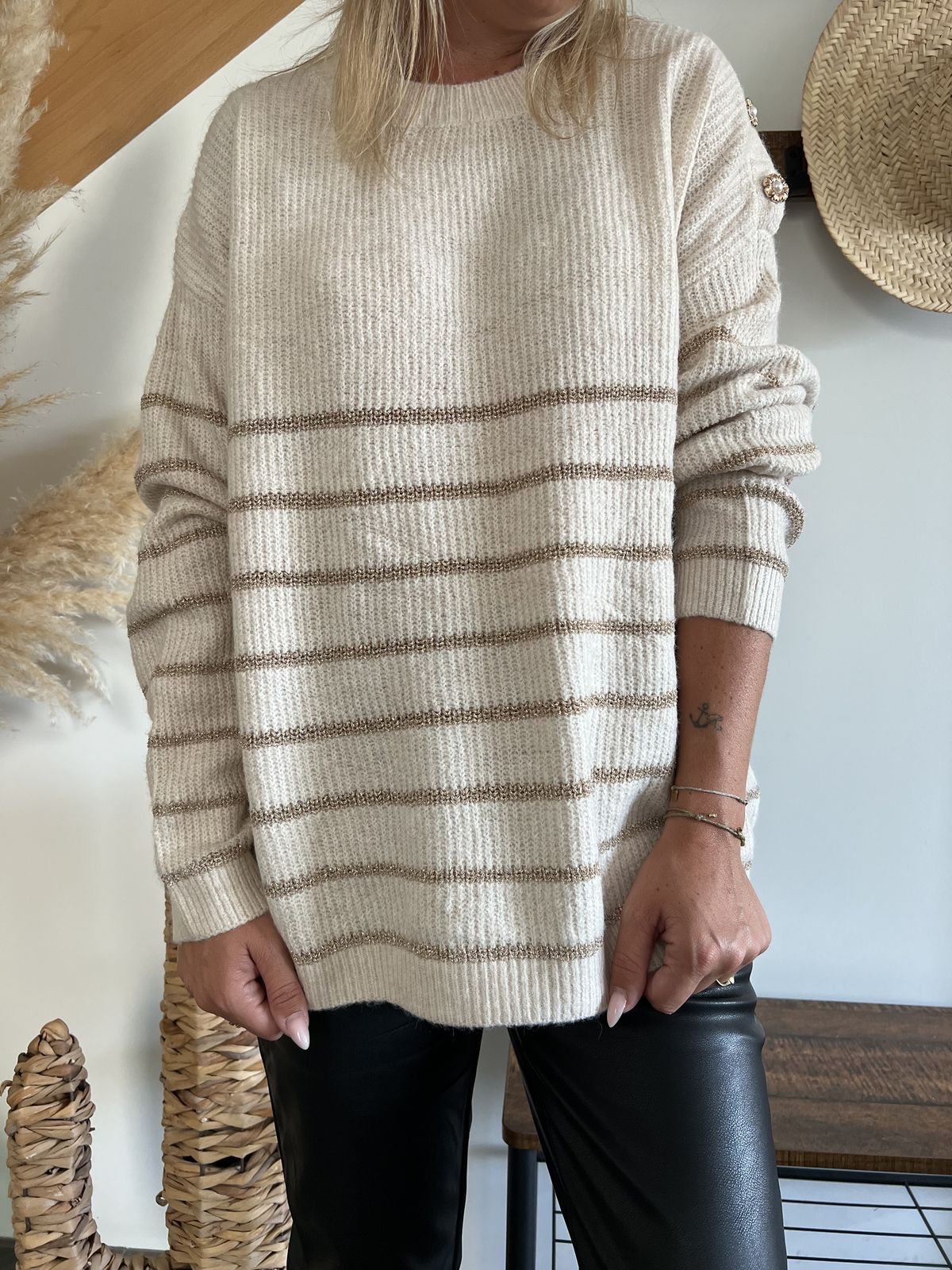 pull beige coupe droite