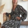 robe noire et écru profil