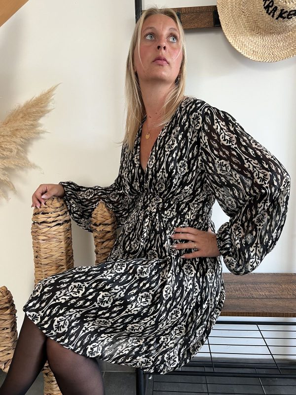 robe noire et écru profil