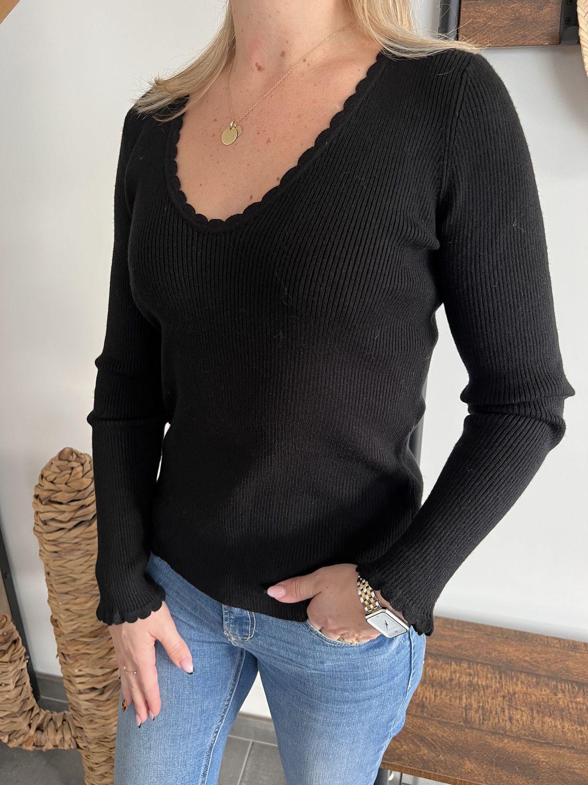 top noir festonné top manches longue