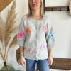 gilet gris à fleurs