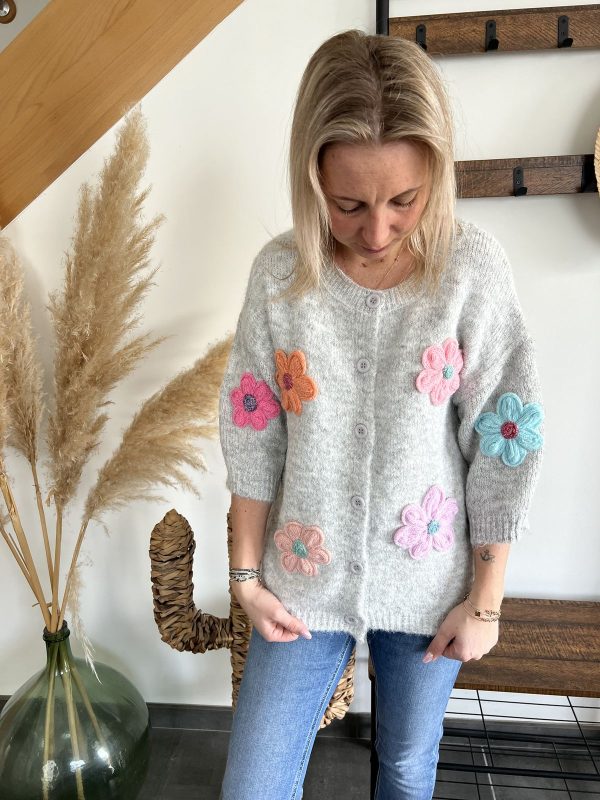 gilet gris à fleurs