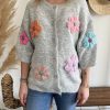 gilet gris à fleurs