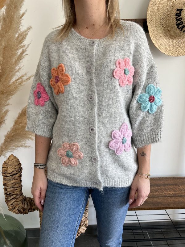 gilet gris à fleurs