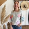 gilet gris à fleurs