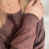 Pull motif foulard marron
