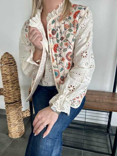 veste sans manches floral et chemise en broderie anglaise