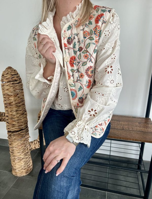 veste sans manches floral et chemise en broderie anglaise