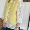 veste sans manches jaune