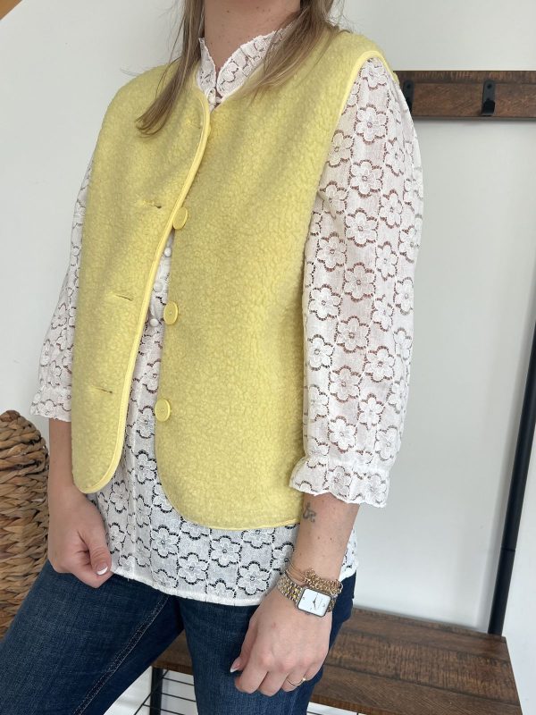 veste sans manches jaune