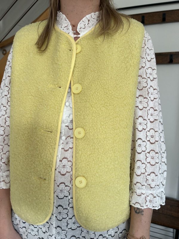 veste sans manches jaune
