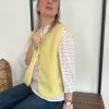veste sans manches jaune avec chemise blanche en dentelle