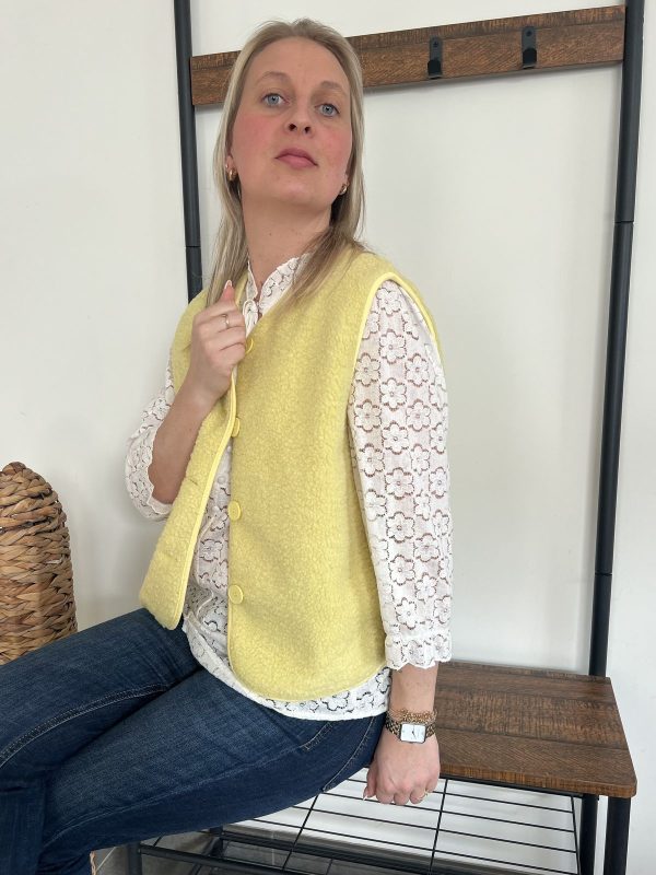 veste sans manches jaune avec chemise blanche en dentelle