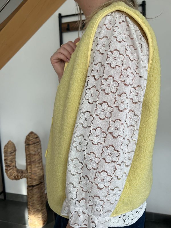 veste sans manches jaune