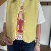 veste sans manches jaune avec t-shirt homard