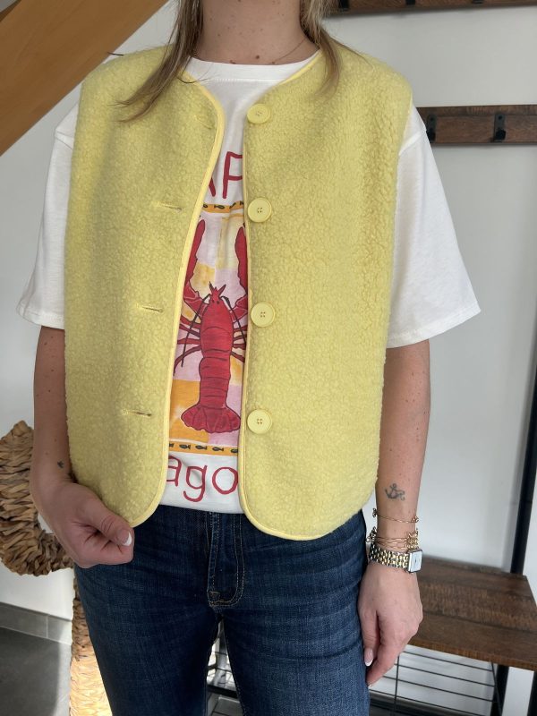 veste sans manches jaune avec t-shirt homard