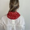 Foulard rouge à fleurs