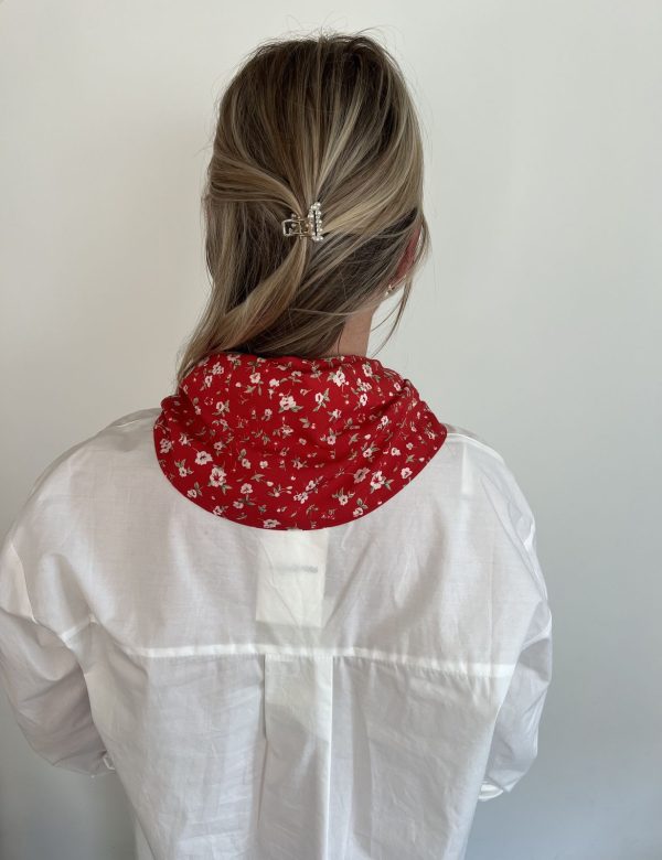 Foulard rouge à fleurs