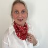Foulard rouge à fleurs