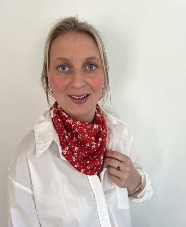 Foulard rouge à fleurs