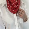 Foulard rouge à fleurs