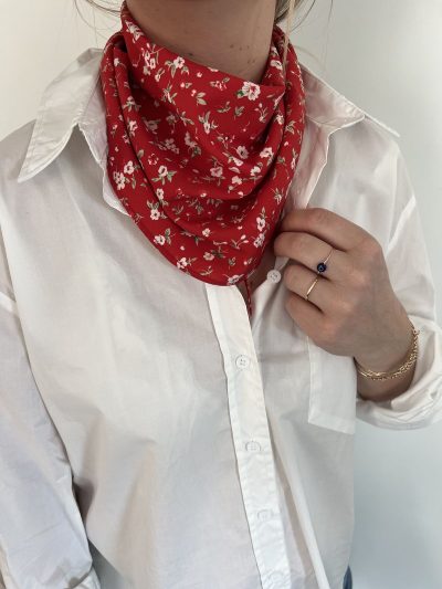 Foulard rouge à fleurs
