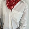Foulard rouge à fleurs