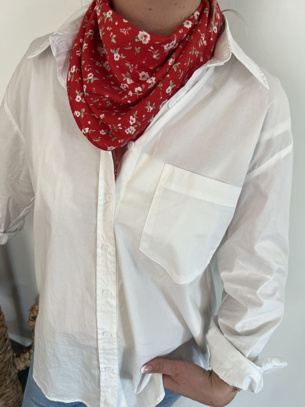 Foulard rouge à fleurs