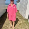 Robe en éponge rose fluo