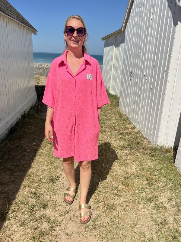 Robe en éponge rose fluo