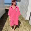 Robe en éponge rose fluo