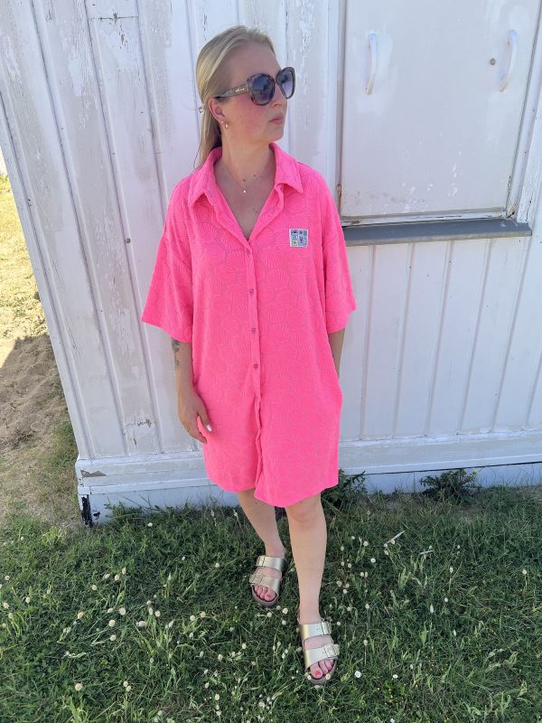 Robe en éponge rose fluo