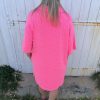 Robe en éponge rose fluo