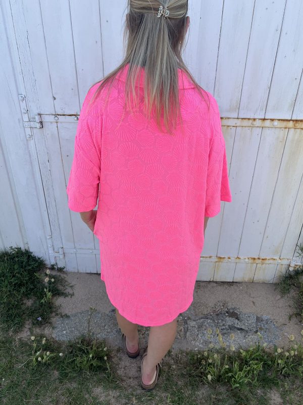 Robe en éponge rose fluo