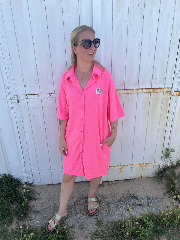 Robe en éponge rose fluo