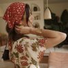 Foulard rouge à fleurs