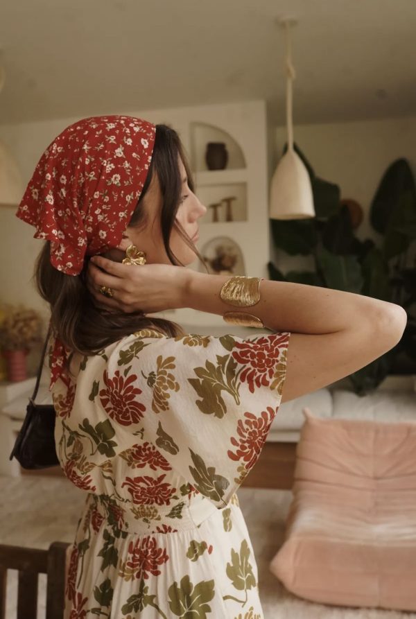 Foulard rouge à fleurs