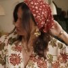 Foulard rouge à fleurs