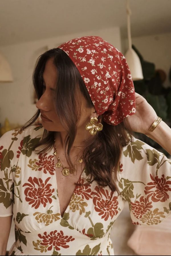 Foulard rouge à fleurs