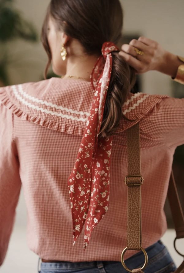 Foulard rouge à fleurs